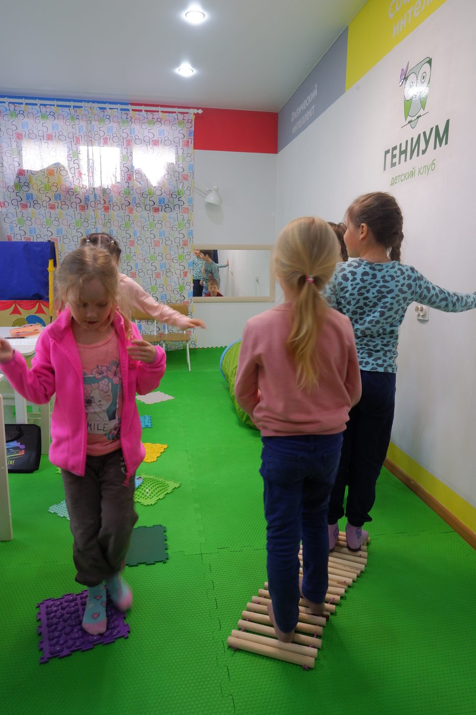 Подвижная игра на массажных ковриках в игровой комнате