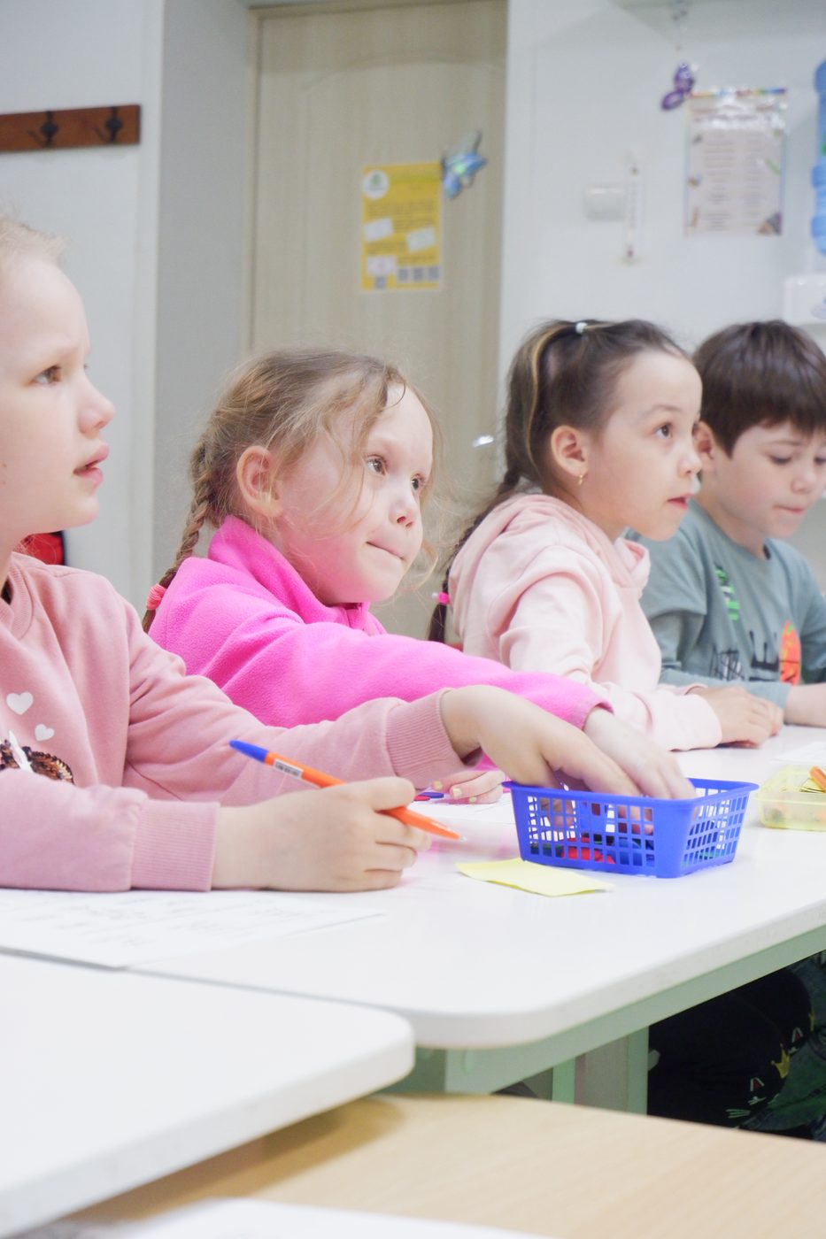 Дети внимательно слушают педагога на занятии